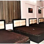 A Premium H R Guest House- Prime Location-Luxury And Spacious Room With Newly Renovated