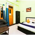 A Premium H R Guest House- Prime Location-Luxury And Spacious Room With Newly Renovated