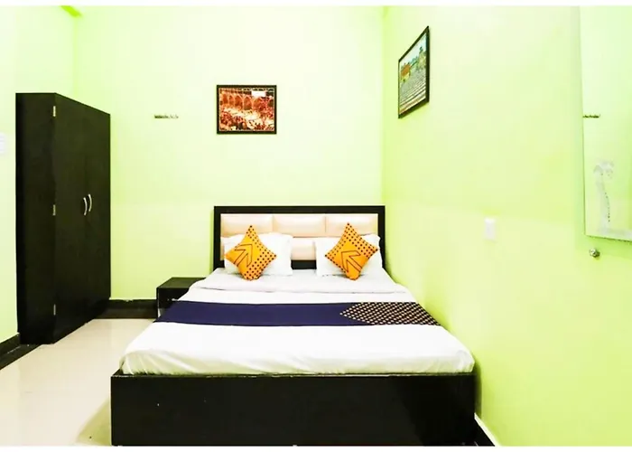 A Premium H R Guest House- Prime Location-Luxury And Spacious Room With Newly Renovated