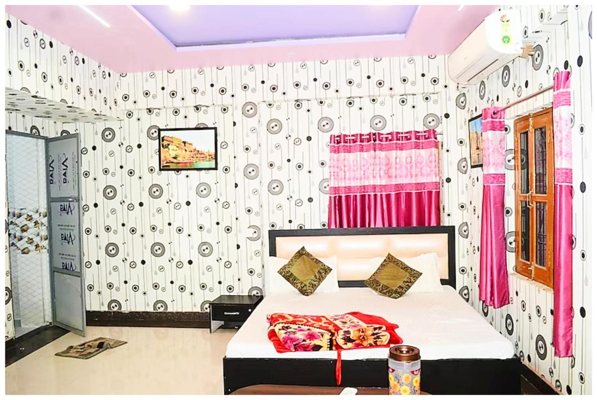 Hotel A Premium H R Guest House- Prime Location-luxury And Spacious With Newly Renovated