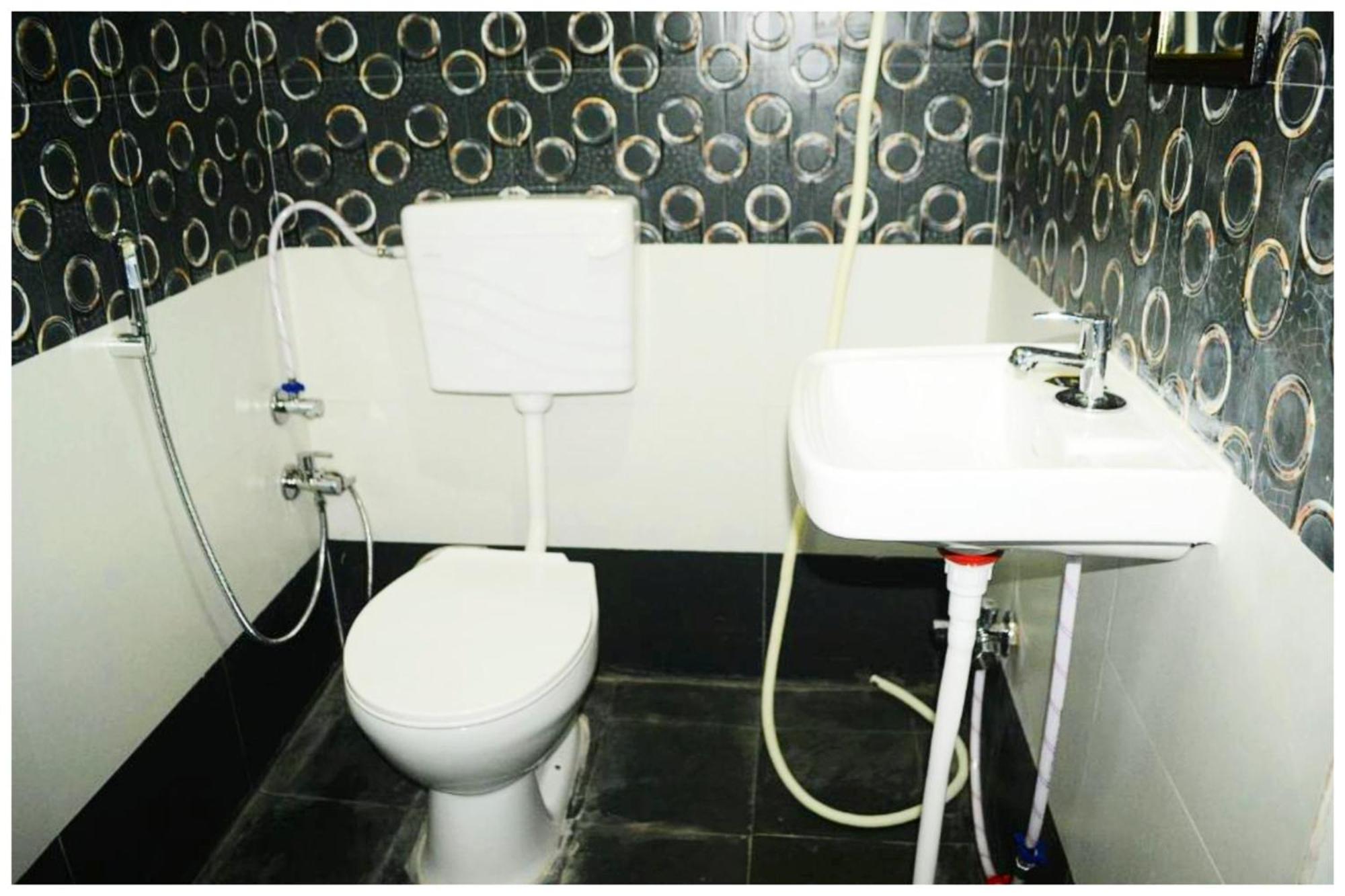 Hotel A Premium H R Guest House- Prime Location-luxury And Spacious With Newly Renovated Varanasi