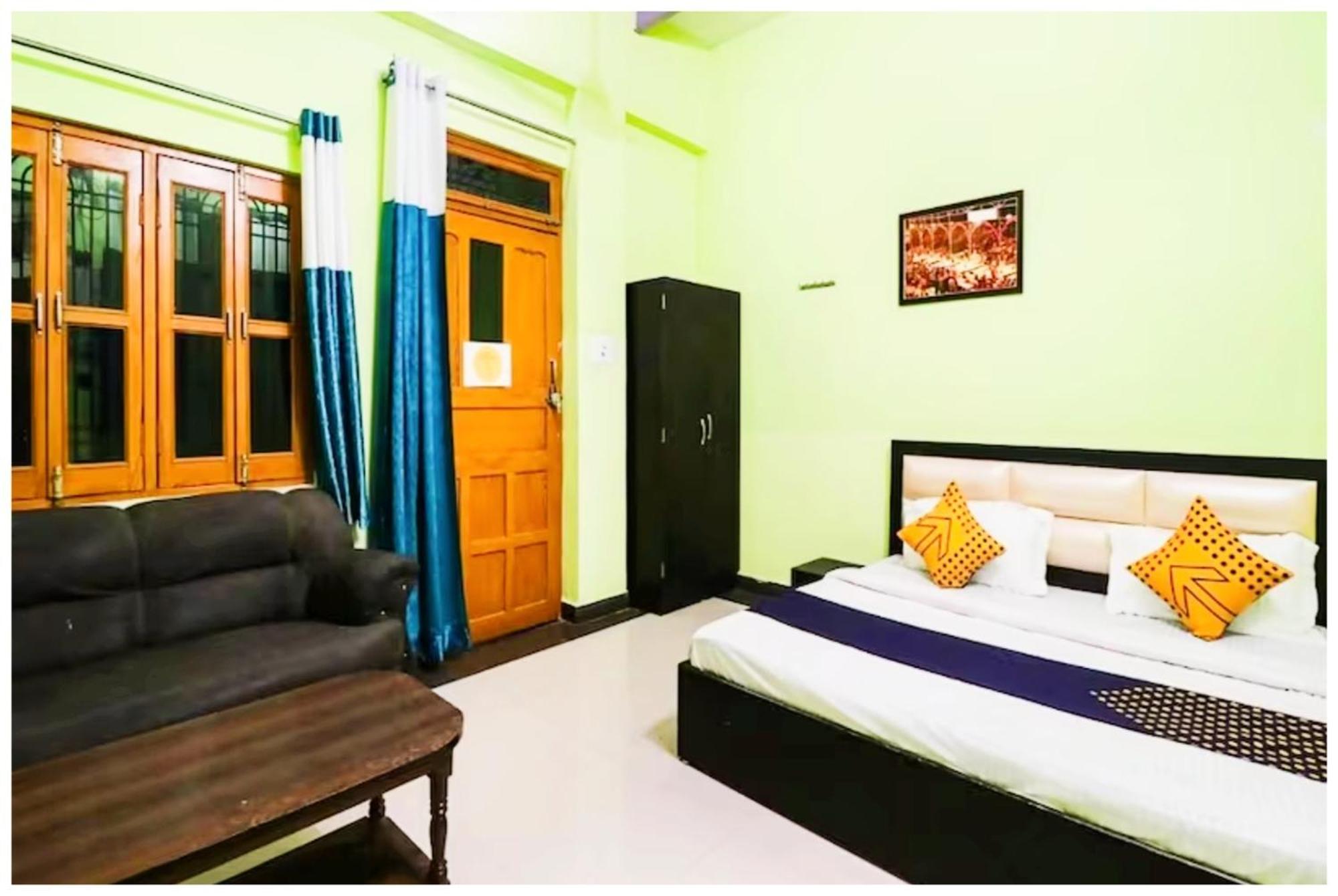Hotel A Premium H R Guest House- Prime Location-luxury And Spacious With Newly Renovated