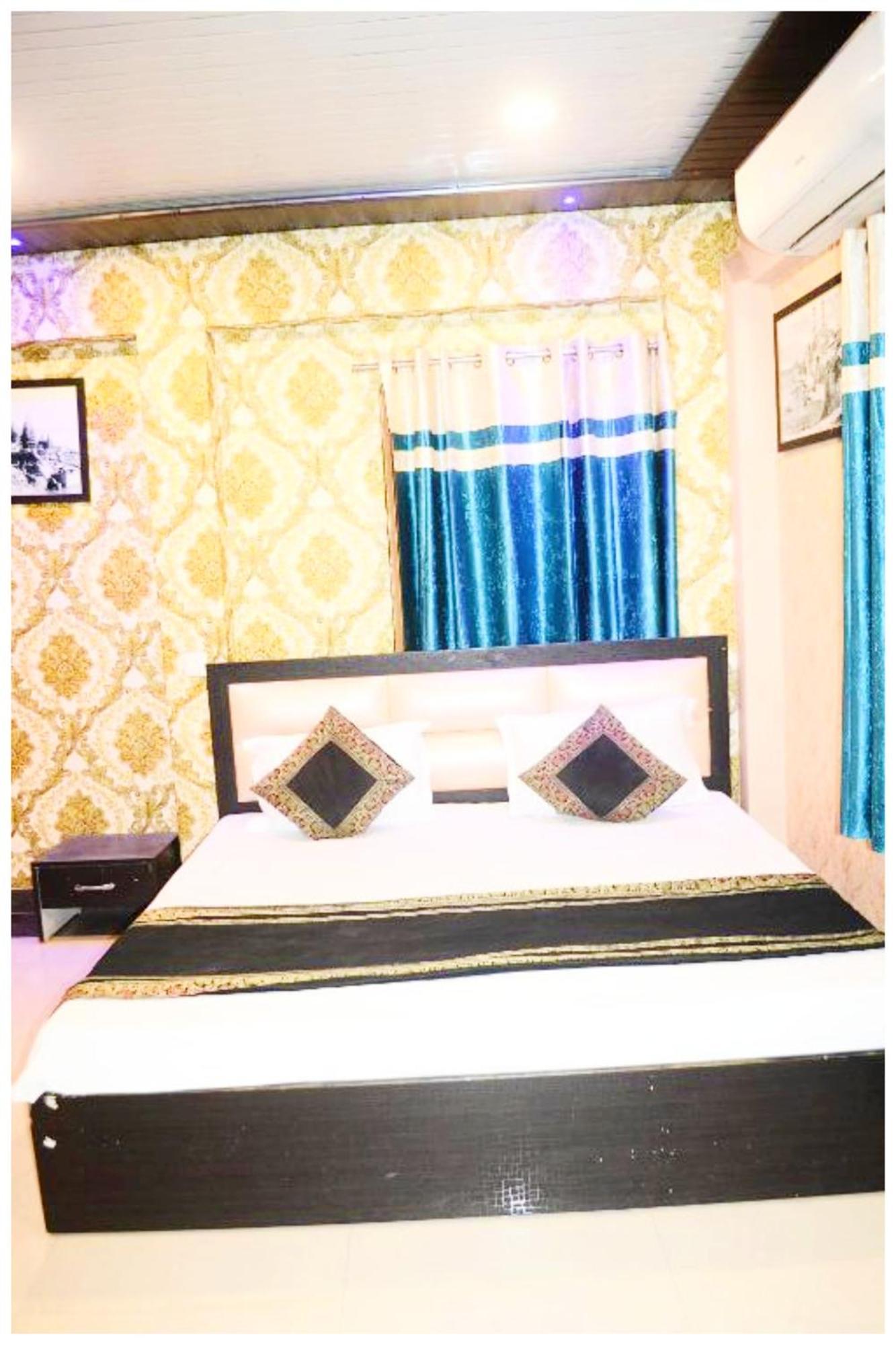 Hotel A Premium H R Guest House- Prime Location-luxury And Spacious With Newly Renovated Varanasi
