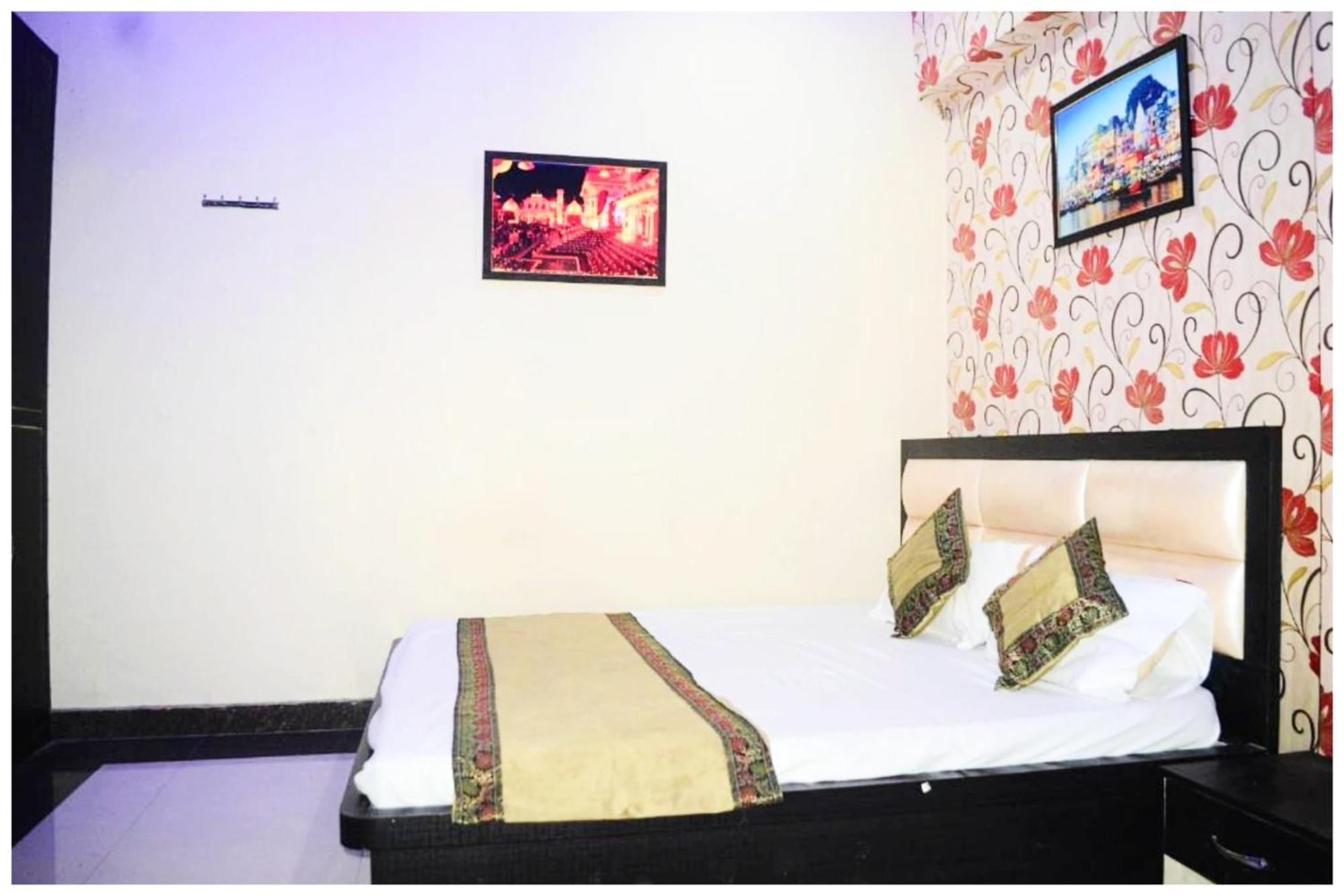 Hotel A Premium H R Guest House- Prime Location-luxury And Spacious With Newly Renovated 3*